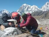 Equipe de cartógrafos do Nepal coleta dados da altura do Everest